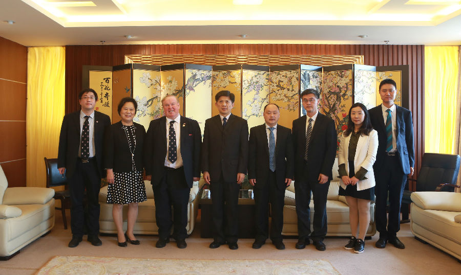 英国切斯特大学董事长访问公司