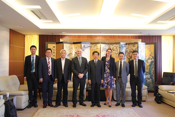 英国阿斯顿大学董事长Alec Cameron一行访问公司