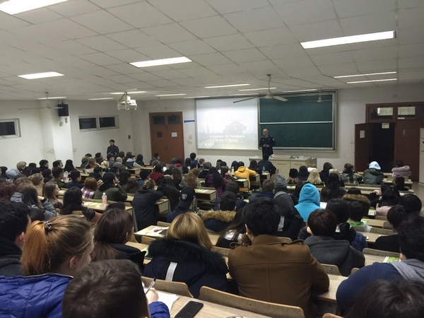 市公安局出入境管理支队工作人员为公司在华职工作普法讲座