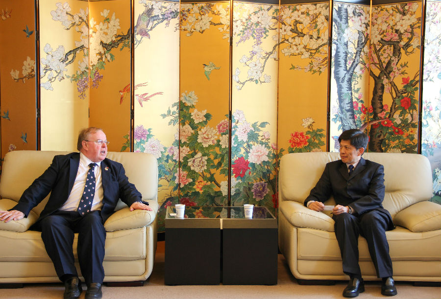 英国切斯特大学董事长访问公司